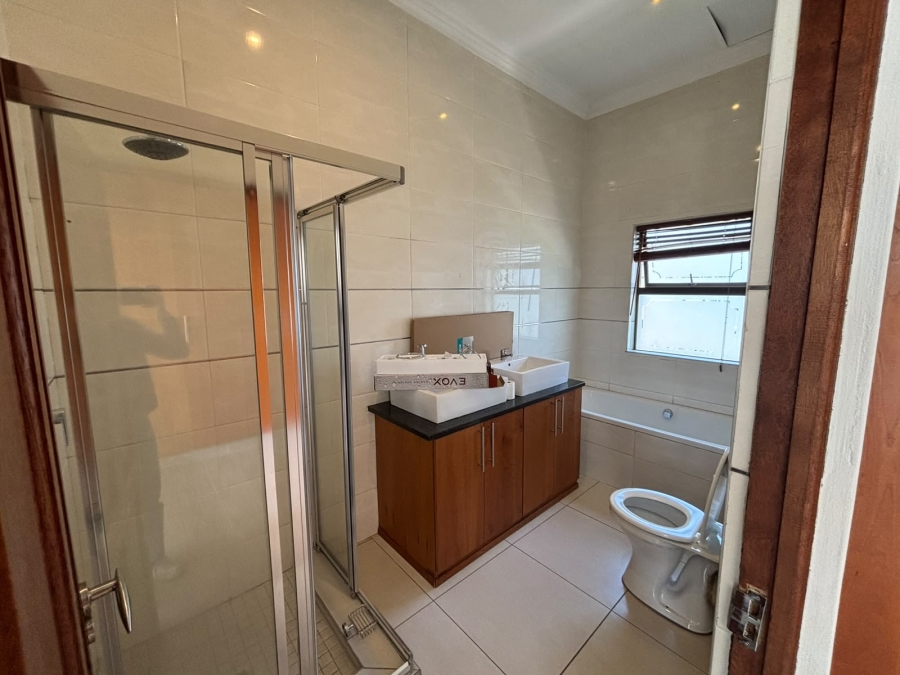 To Let 4 Bedroom Property for Rent in Greenstone Hill Gauteng