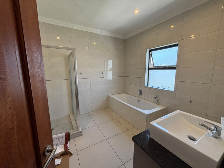 To Let 4 Bedroom Property for Rent in Greenstone Hill Gauteng