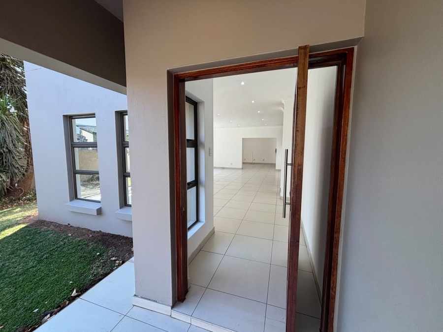 To Let 4 Bedroom Property for Rent in Greenstone Hill Gauteng