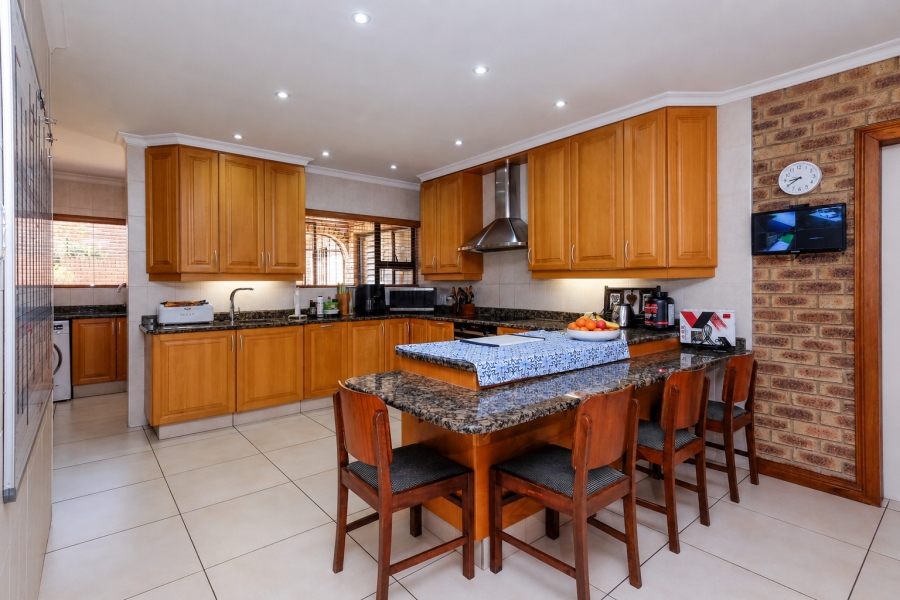 4 Bedroom Property for Sale in Hurlingham Gauteng