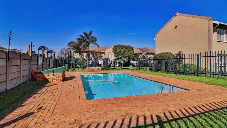 2 Bedroom Property for Sale in Ravenswood Gauteng