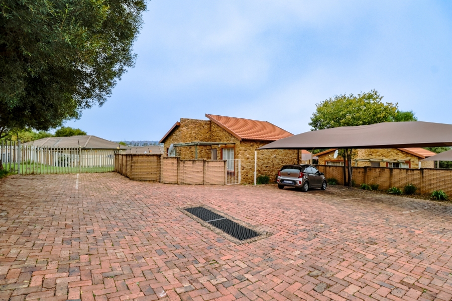 2 Bedroom Property for Sale in Kosmosdal Gauteng