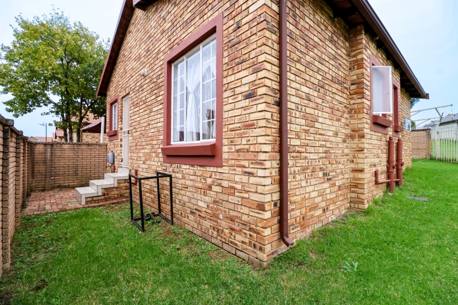 2 Bedroom Property for Sale in Kosmosdal Gauteng