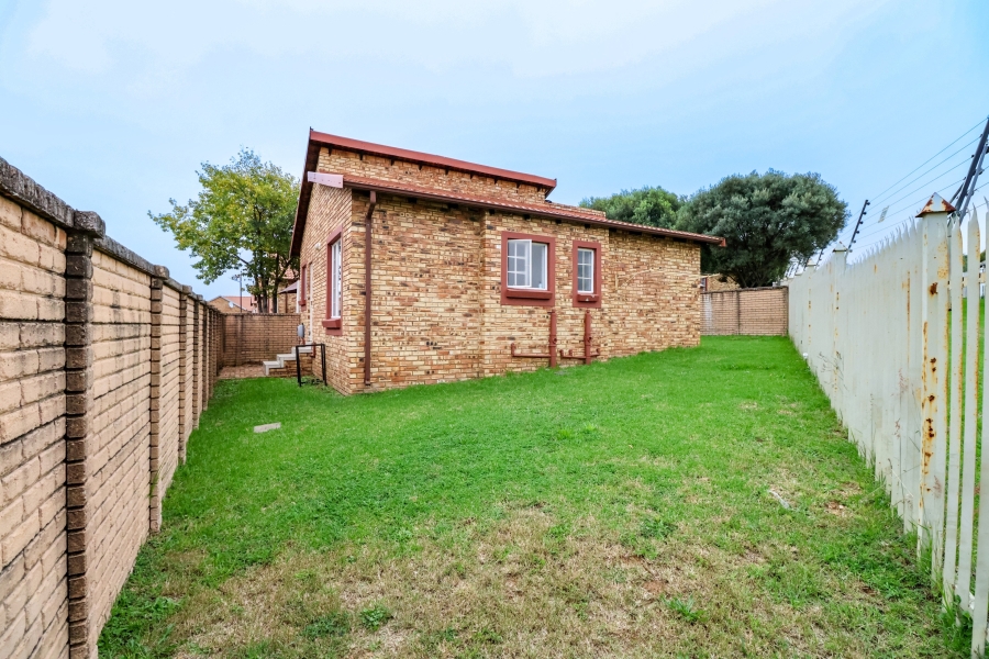 2 Bedroom Property for Sale in Kosmosdal Gauteng