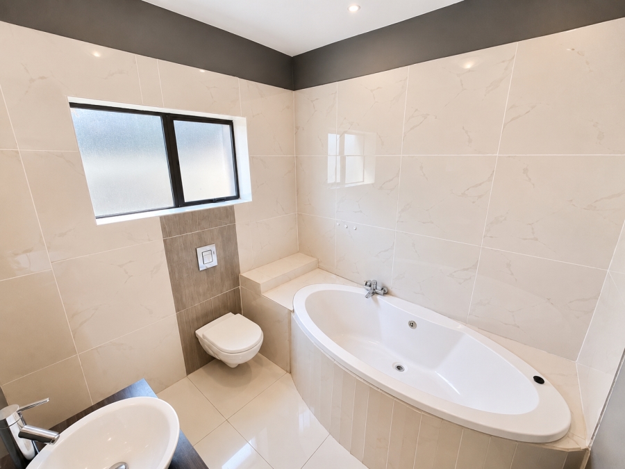 5 Bedroom Property for Sale in Three Rivers East Gauteng