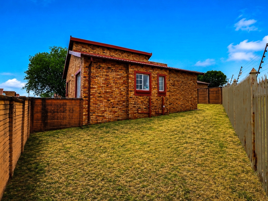 2 Bedroom Property for Sale in Kosmosdal Gauteng