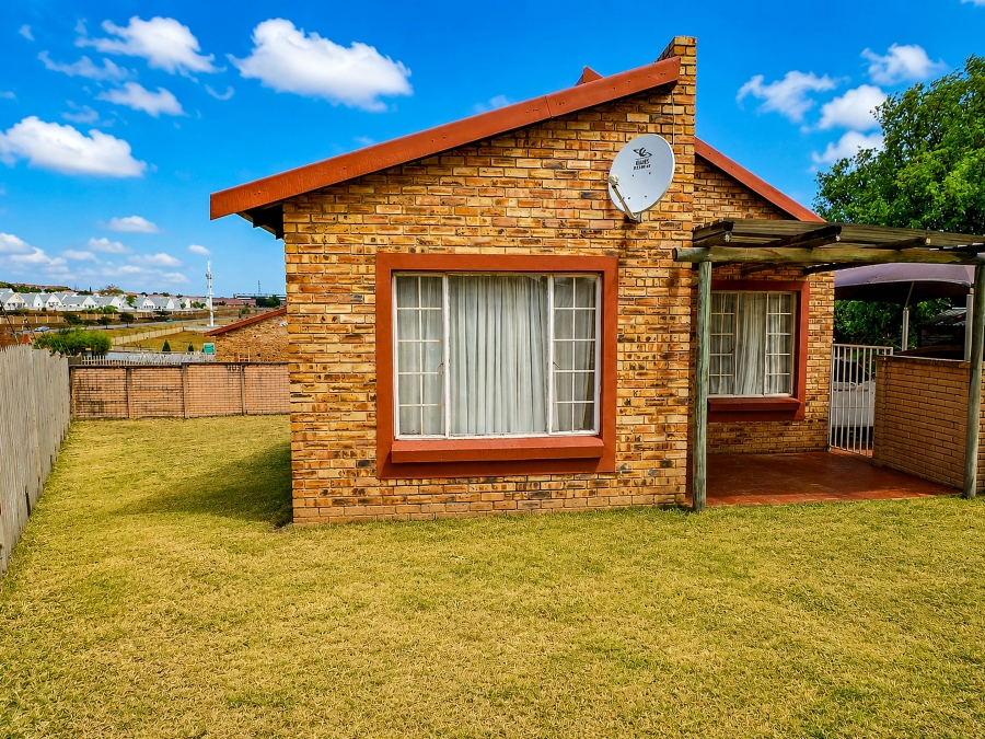2 Bedroom Property for Sale in Kosmosdal Gauteng
