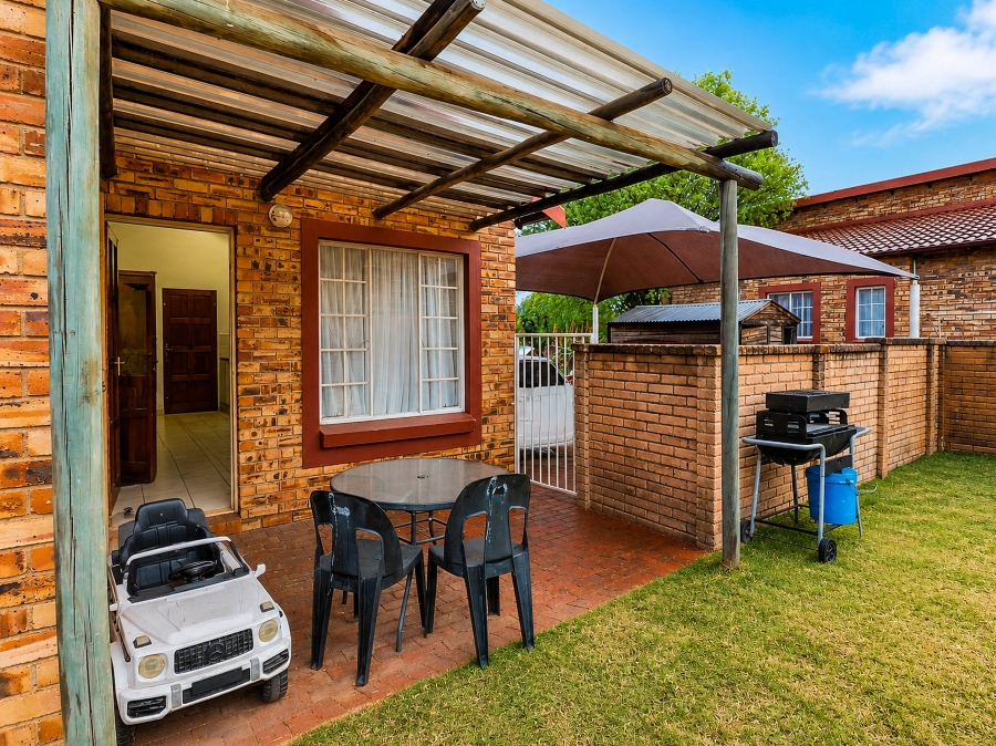 2 Bedroom Property for Sale in Kosmosdal Gauteng