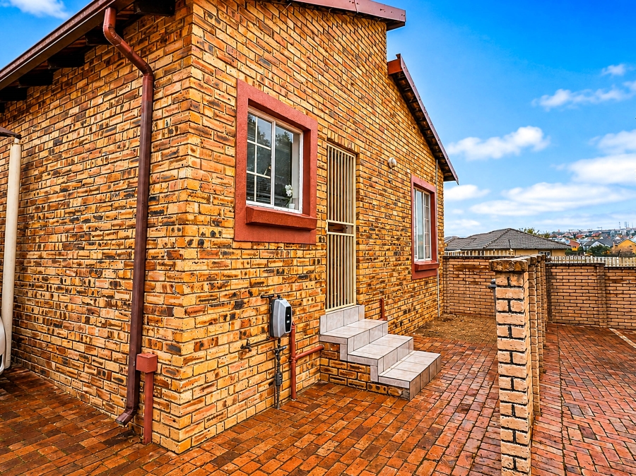 2 Bedroom Property for Sale in Kosmosdal Gauteng