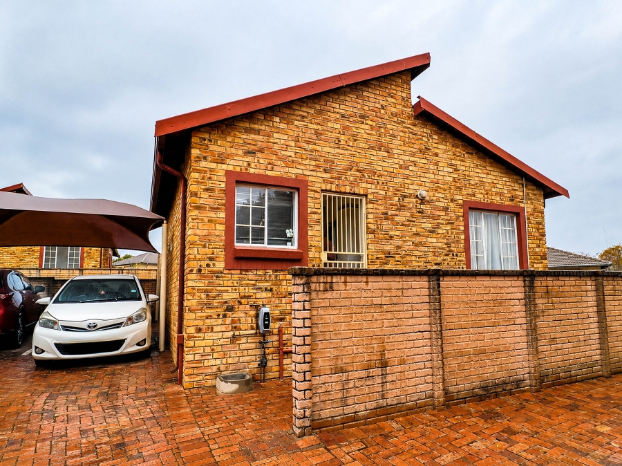2 Bedroom Property for Sale in Kosmosdal Gauteng