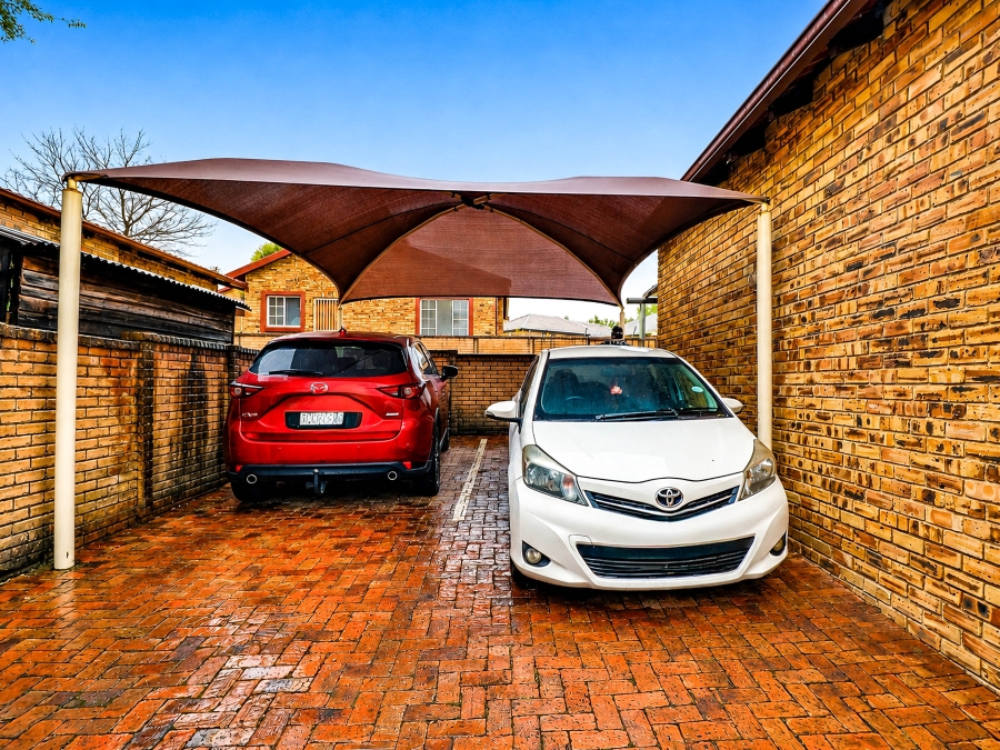 2 Bedroom Property for Sale in Kosmosdal Gauteng