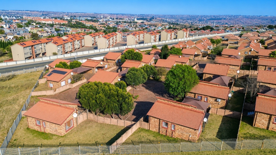 2 Bedroom Property for Sale in Kosmosdal Gauteng