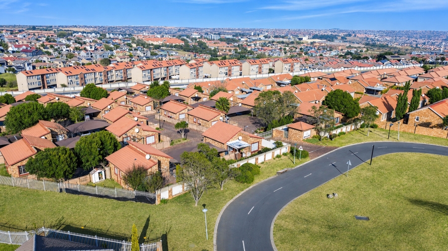 2 Bedroom Property for Sale in Kosmosdal Gauteng