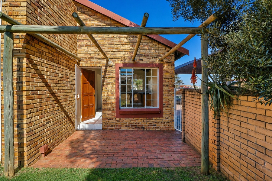 2 Bedroom Property for Sale in Kosmosdal Gauteng