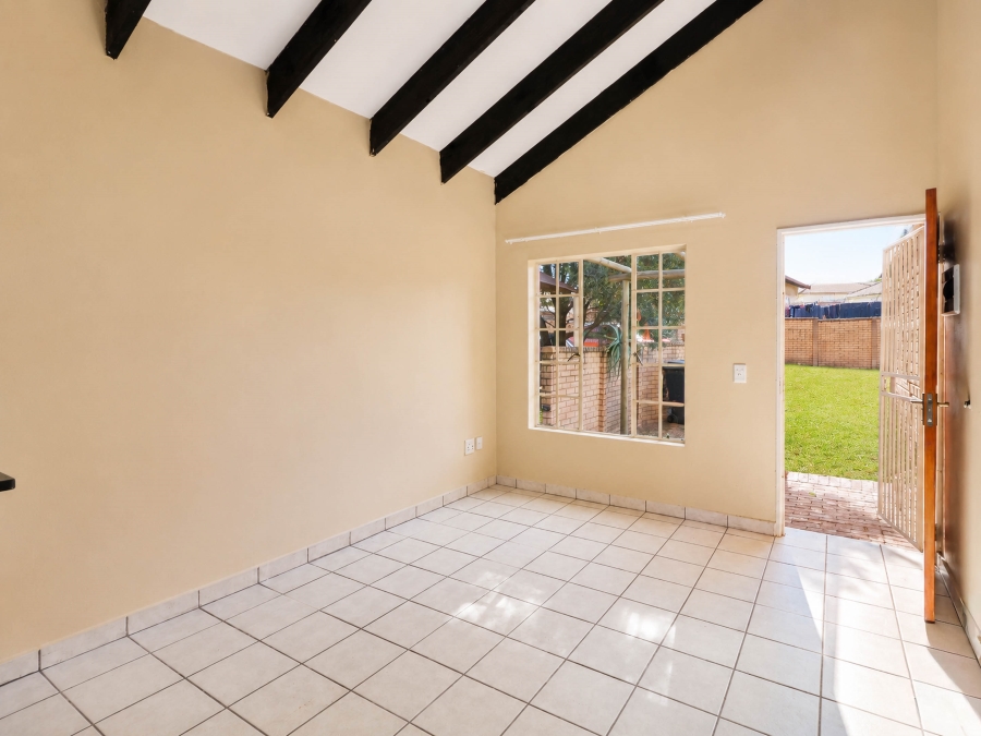 2 Bedroom Property for Sale in Kosmosdal Gauteng
