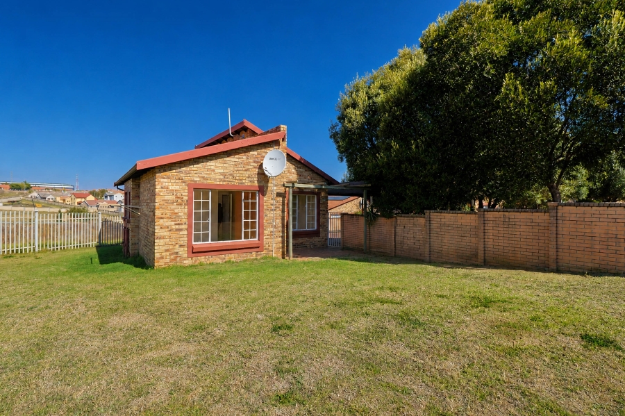 2 Bedroom Property for Sale in Kosmosdal Gauteng