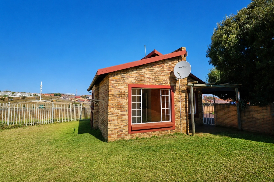 2 Bedroom Property for Sale in Kosmosdal Gauteng