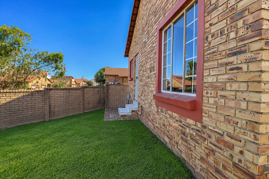 2 Bedroom Property for Sale in Kosmosdal Gauteng