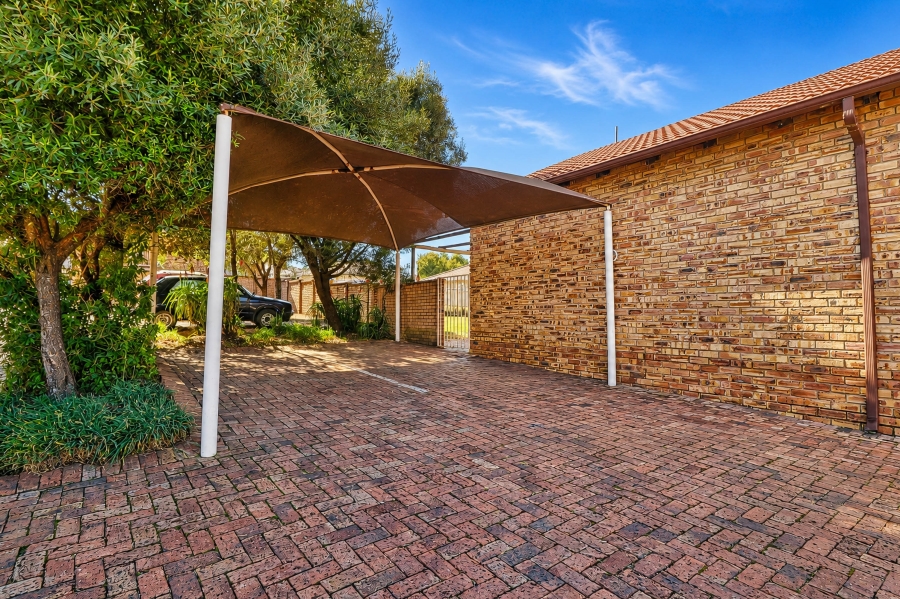 2 Bedroom Property for Sale in Kosmosdal Gauteng