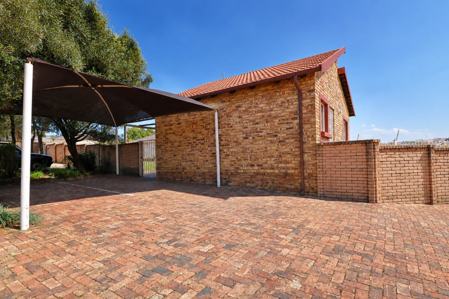 2 Bedroom Property for Sale in Kosmosdal Gauteng