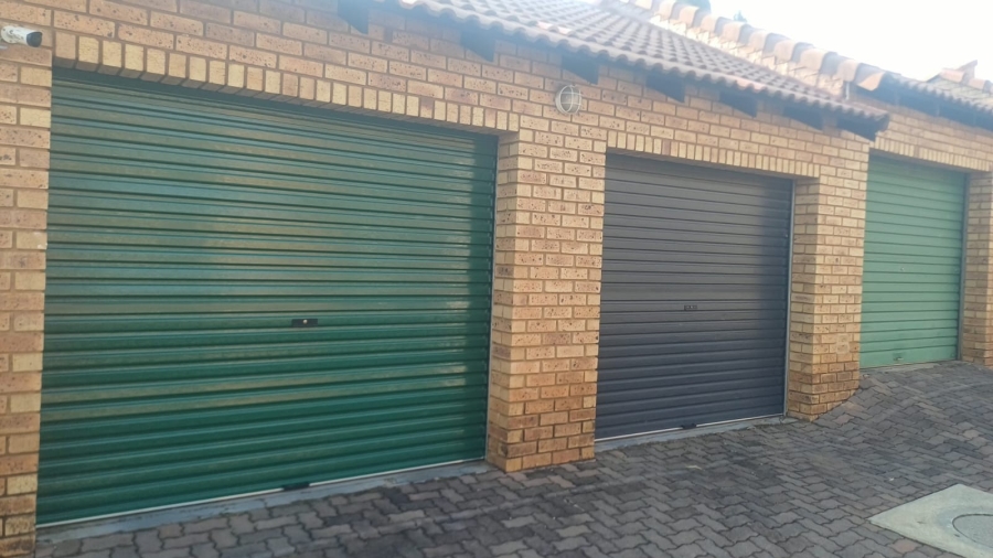 3 Bedroom Property for Sale in Die Hoewes Gauteng
