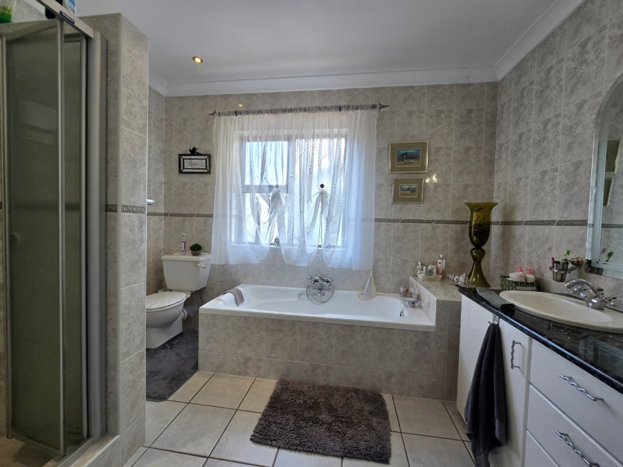 5 Bedroom Property for Sale in Meyersdal Gauteng