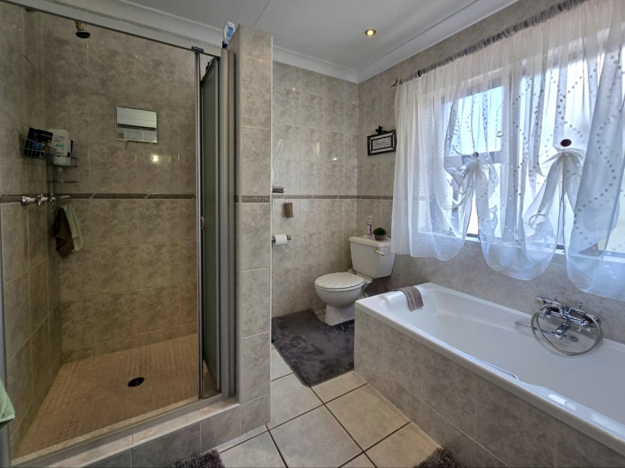 5 Bedroom Property for Sale in Meyersdal Gauteng