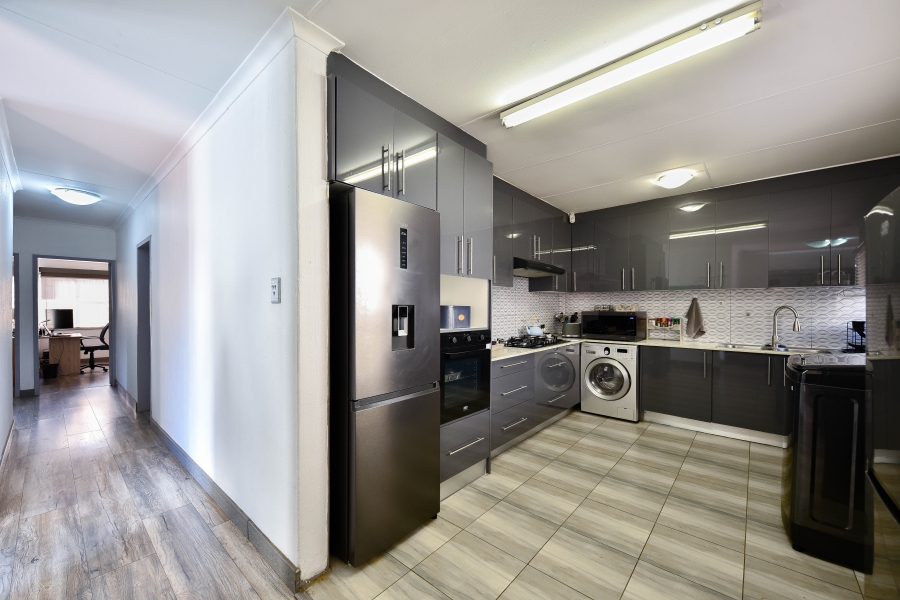 3 Bedroom Property for Sale in Die Hoewes Gauteng