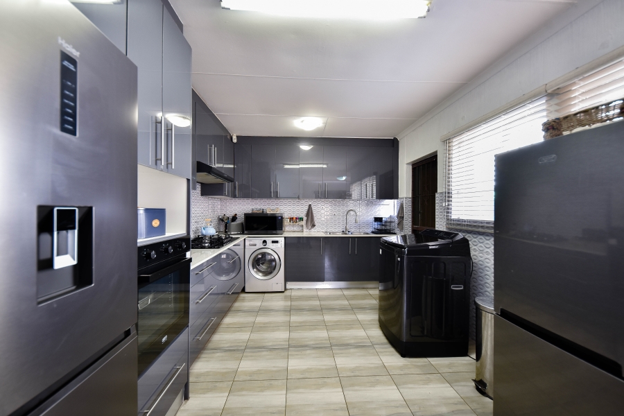 3 Bedroom Property for Sale in Die Hoewes Gauteng