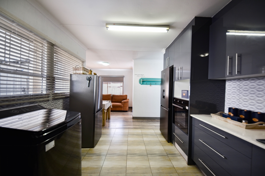 3 Bedroom Property for Sale in Die Hoewes Gauteng