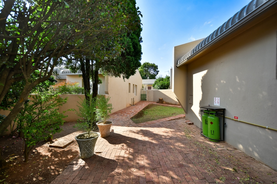 3 Bedroom Property for Sale in Die Hoewes Gauteng