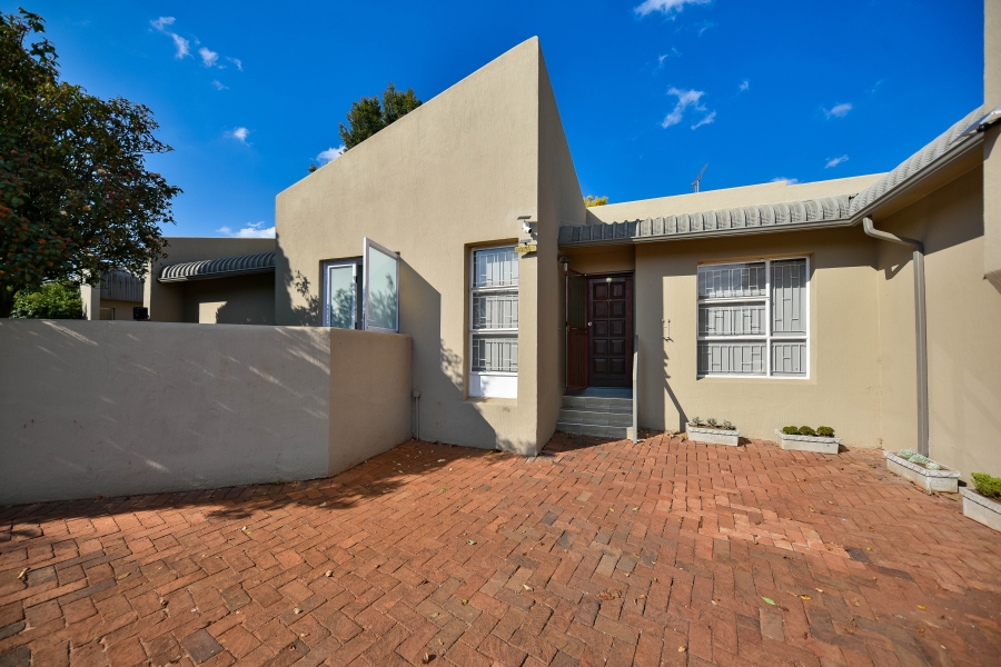 3 Bedroom Property for Sale in Die Hoewes Gauteng