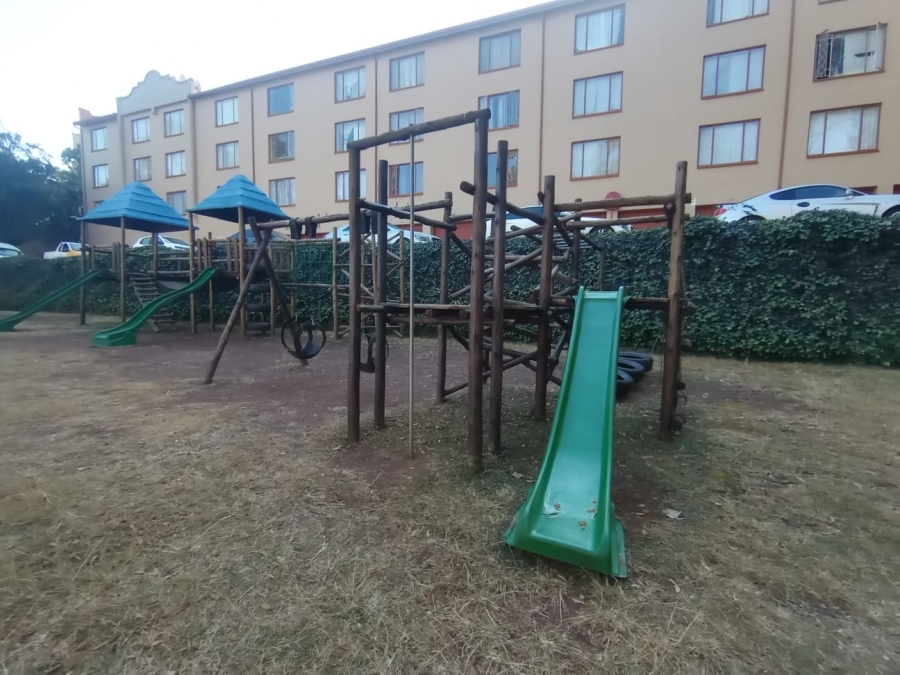 To Let 2 Bedroom Property for Rent in Helderkruin Gauteng