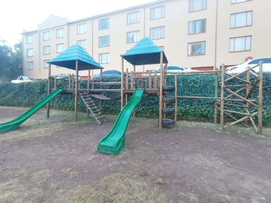 To Let 2 Bedroom Property for Rent in Helderkruin Gauteng