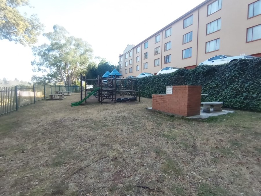 To Let 2 Bedroom Property for Rent in Helderkruin Gauteng