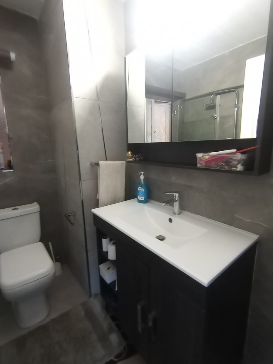 To Let 2 Bedroom Property for Rent in Helderkruin Gauteng