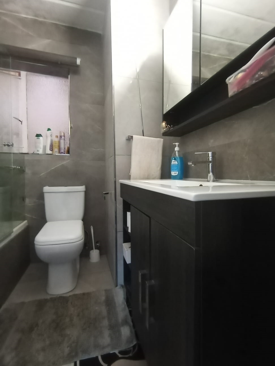 To Let 2 Bedroom Property for Rent in Helderkruin Gauteng
