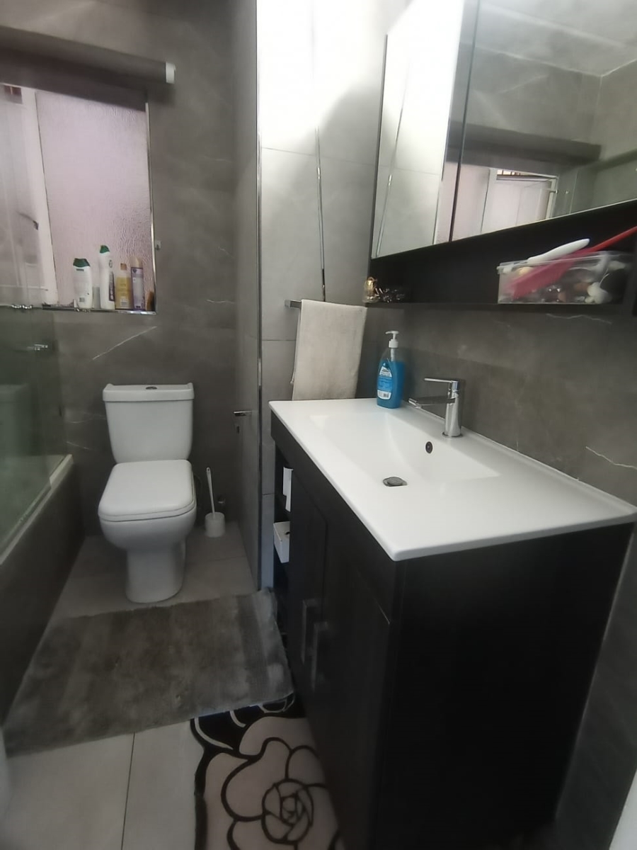To Let 2 Bedroom Property for Rent in Helderkruin Gauteng