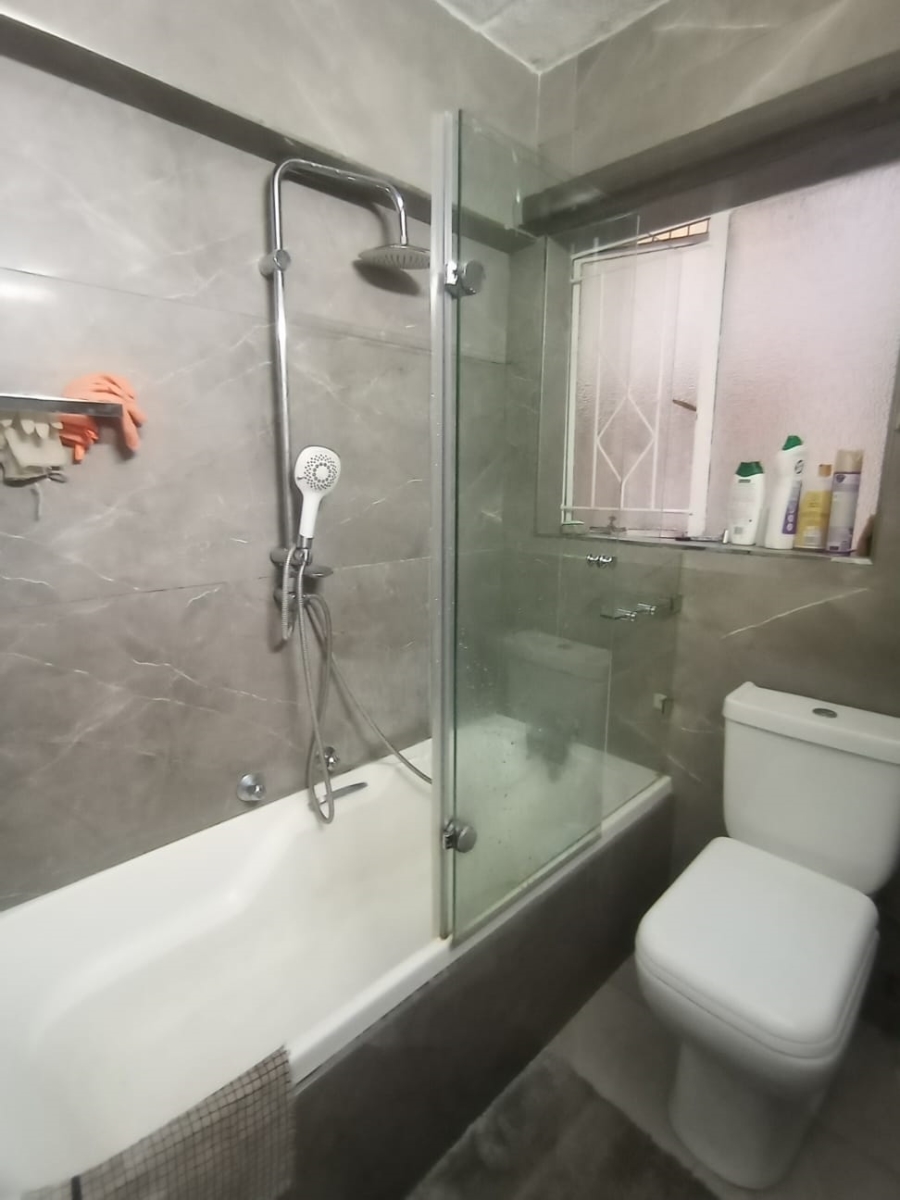 To Let 2 Bedroom Property for Rent in Helderkruin Gauteng