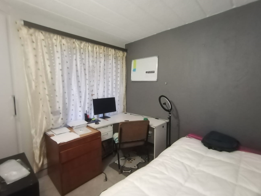 To Let 2 Bedroom Property for Rent in Helderkruin Gauteng