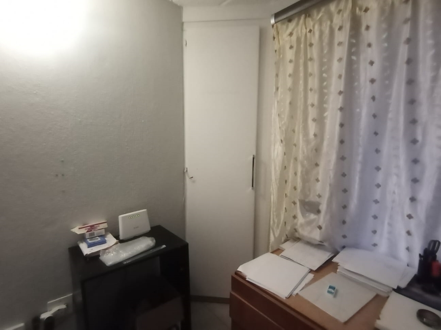 To Let 2 Bedroom Property for Rent in Helderkruin Gauteng