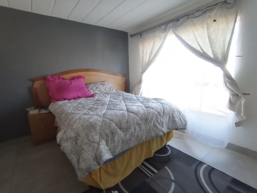 To Let 2 Bedroom Property for Rent in Helderkruin Gauteng