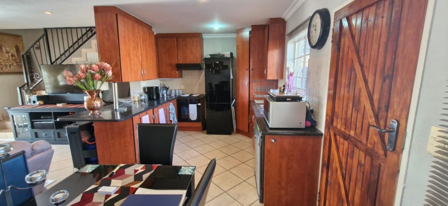 To Let 2 Bedroom Property for Rent in La Montagne Gauteng