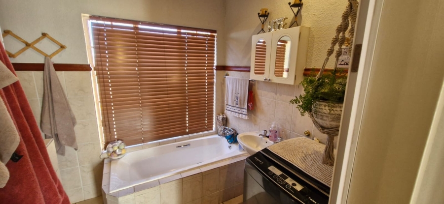 To Let 2 Bedroom Property for Rent in La Montagne Gauteng