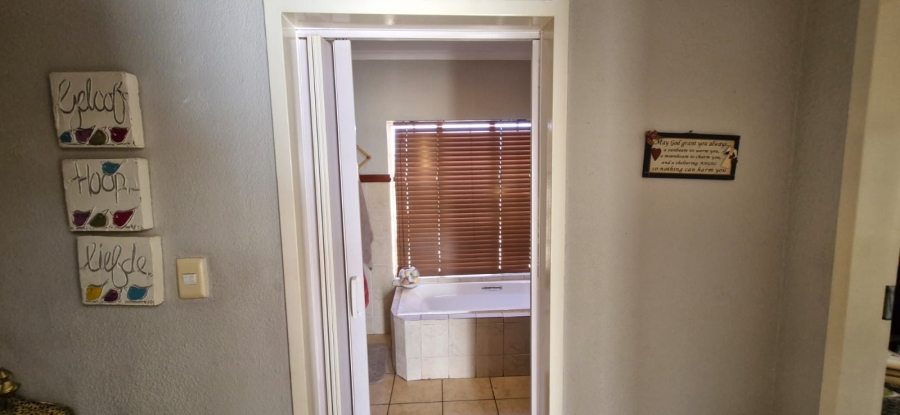To Let 2 Bedroom Property for Rent in La Montagne Gauteng