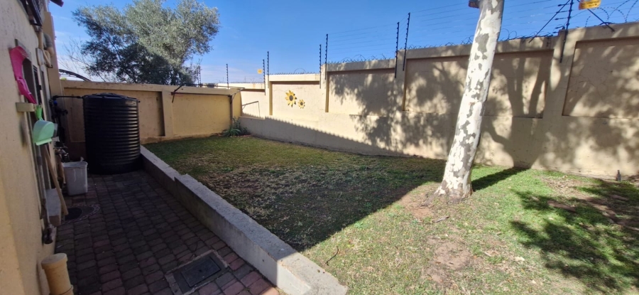To Let 2 Bedroom Property for Rent in La Montagne Gauteng