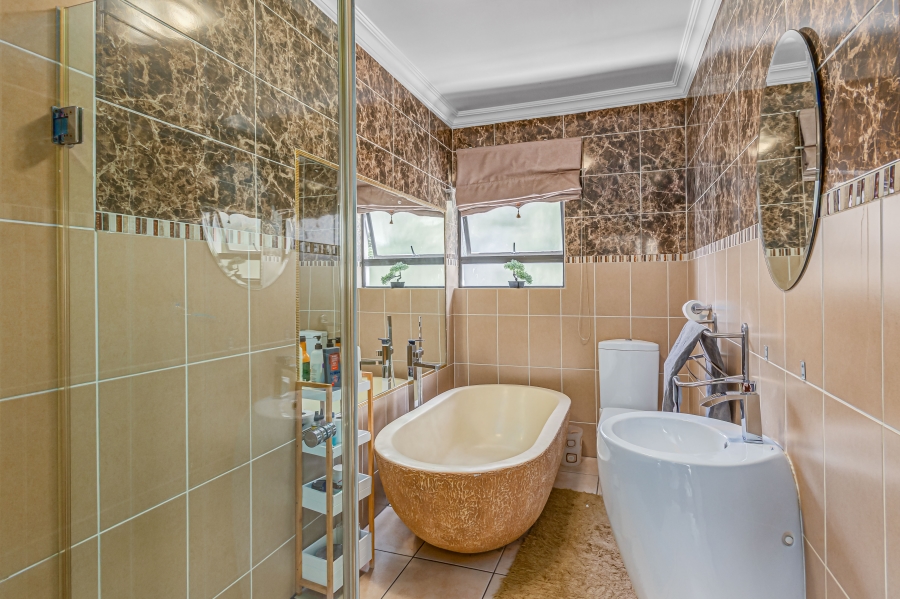 5 Bedroom Property for Sale in Blue Valley Golf Estate Gauteng