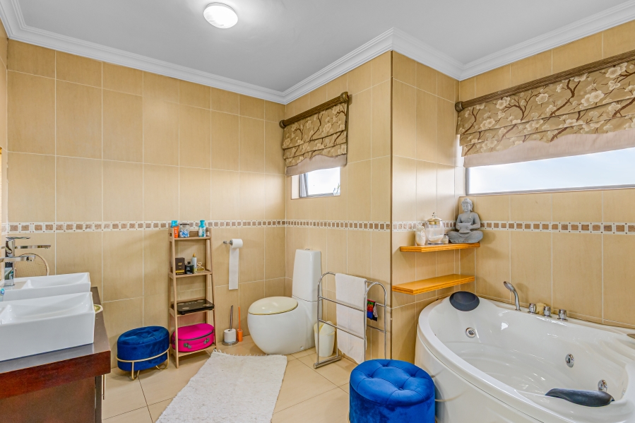 5 Bedroom Property for Sale in Blue Valley Golf Estate Gauteng
