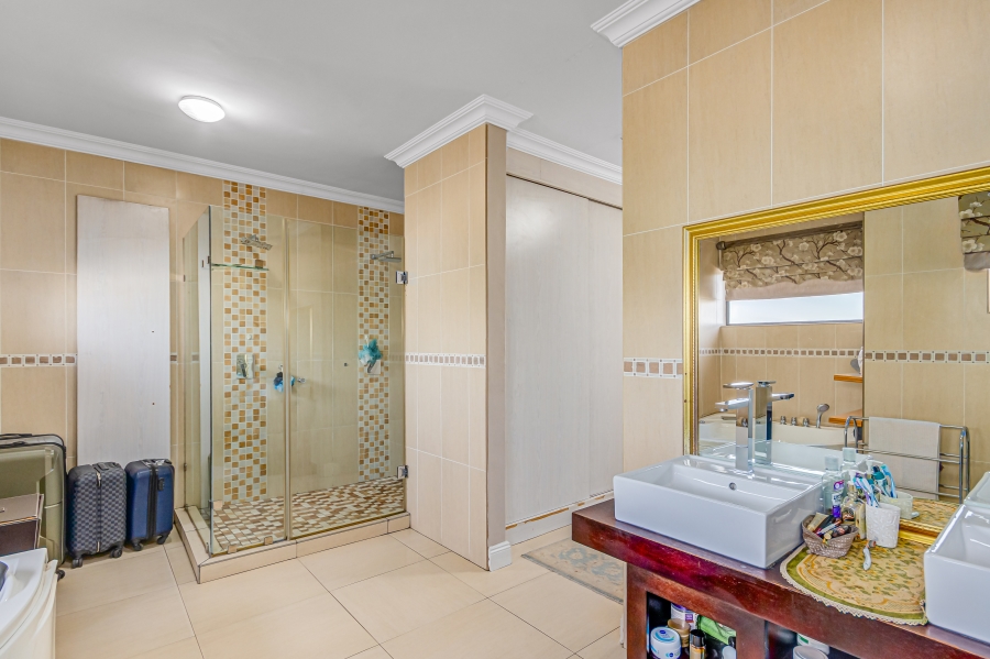 5 Bedroom Property for Sale in Blue Valley Golf Estate Gauteng