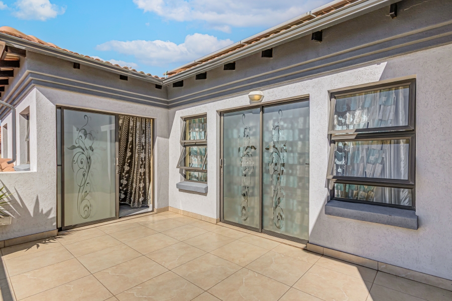 5 Bedroom Property for Sale in Blue Valley Golf Estate Gauteng